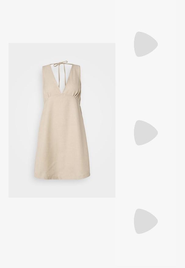 Beige linneklänning med djup V-ringning och justerbart knyt i ryggen. A-linjeformad, texturerad tyg och ärmlös design.; Svarta högklackade sandaler har tunna remmar med en knuten design, en slät fyrkantig tå och en smal stilettklack.; Ljusgrå metallisk handväska med kedjestropp, prydd med små cirkulära metallnitar och en triangulär logotyp.; Silver hoopsörhängen med en slät, glänsande yta, med en böjd form och post-stängning. Minimalistisk design med en modern finish.
