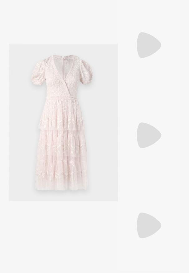 Abito rosa a balze con maniche a palloncino, scollatura a V e intricato ricamo floreale. Realizzato in un tessuto leggero e dalla consistenza particolare. Cerniera sul retro.; Slingback con tacco in vernice nera con punta affusolata, caratterizzato da una stampa a serpente testurizzata, cinturino regolabile e un tacco corto e testurizzato.; Borsa a tracolla nera in pelle con due tasche frontali, fibbie dorate, chiusura con zip e una tracolla sottile. Superficie texturizzata e forma rettangolare compatta.; Orecchini a cerchio in metallo color oro con forma curva ed allungata. Presentano una superficie liscia e lucida e una punta arrotondata per un tocco di dettaglio in più.