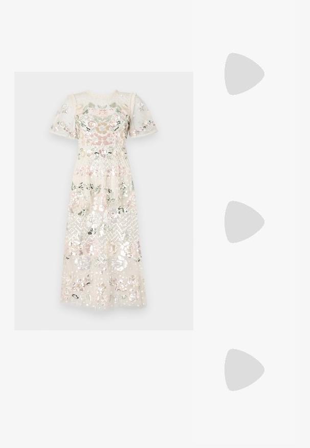 Obleka iz prosojnega, sijočega materiala s cvetličnim vezenjem v pastelnem spektru barv. Krajše napihnjene rokave in okrogli izrez. Midi dolžina.; Črne lakaste slingback pete s koničastim nosom, ki imajo teksturiran vzorec kačje kože, nastavljiv trak in kratek teksturiran blok peto.; Črna usnjena torbica čez ramo z dvema sprednjima žepoma, zlatimi zaponkami, zadrgo in ozkim pasom. Tekstura površine je strukturirana, obliko pa ima kompaktno pravokotno.; Zlato-tonirani kovinski uhani v obliki obroča s krivuljo in podolgovato obliko. Imajo gladko, sijočo površino in zaobljen vrh za dodaten detajl.