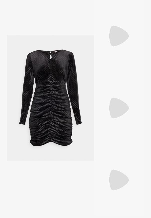 Must mustriga kleit pikkade varrukatega, külgedel rüüšing, võtmeaugu seljaosa ja kaunistatud väikeste hõbedaste nupukestega.; Kitsas toe kõrge kontsaga kingad, millel on hõbedane, kuldne ja nude värvilahendus. Läikiv viimistlus lõikekujundusega, stiletto konts.; Hõbedane metallikoti kott pehme, ümar kuju ja sõlme ülemise sulgemisega. Valmistatud siledast kunstnahast materjalist.; Hõbedased rõngaskõrvarõngad keerutatud disainiga, millel on poleeritud viimistlus ja posti-tagune sulgemine. Diameeter umbes 3 cm.