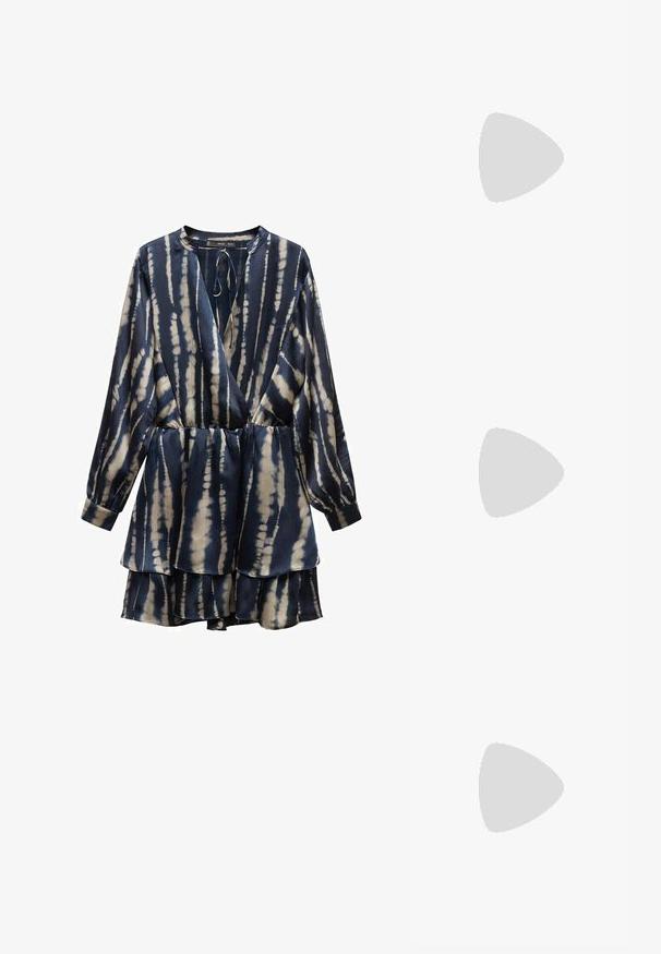 Mango Dnevna obleka - royal blue; Črne lakaste usnjene čevlje na visoki peti z odprtim petnim delom, usnjeni trak za prilagoditev okrog gležnja in z ozkimi stranskimi odprtinami. Gladka tekstura.; Črne prevelike sončne očala z degradacijskimi lečami, debelimi okvirji in zlatimi verižicami na ročajih.; Črna torbica z teksturirano površino, z dvema zgornjima ročajema in nastavljivim ramenskim pasom. Ima zlatovrateče dodatke in stranske žepe.