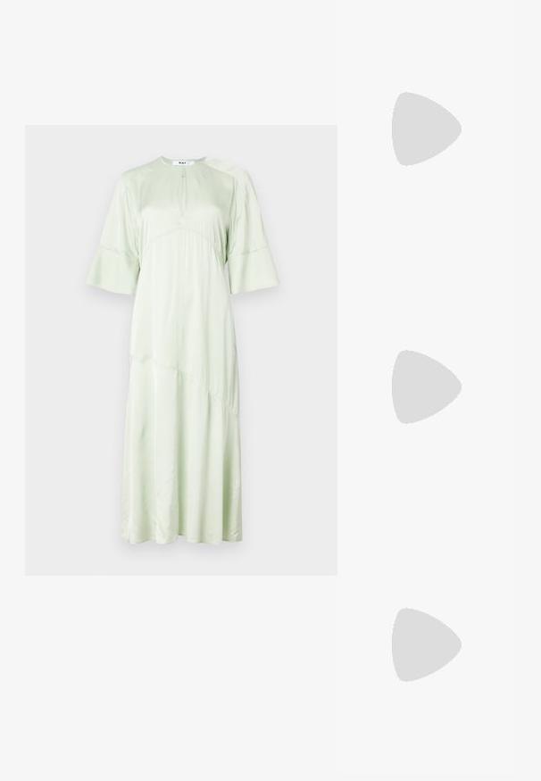 DAY Birger et Mikkelsen CAMILLA  - Cocktailkleid/festliches Kleid - green; Schwarze, hochhackige Sandalen mit dünnen Riemen und einem geknoteten Design, einer glatten, rechteckigen Zehenpartie und einem eleganten Stiletto-Absatz.; Hellegraue metallische Handtasche mit einer Kettenriemen, verziert mit kleinen kreisförmigen metallic Nieten und einem dreieckigen Markenlogo.; Silberne Creolen mit einer glatten, glänzenden Oberfläche. Abgerundete Form, leichtes Design, mit einer Steckverschluss. 