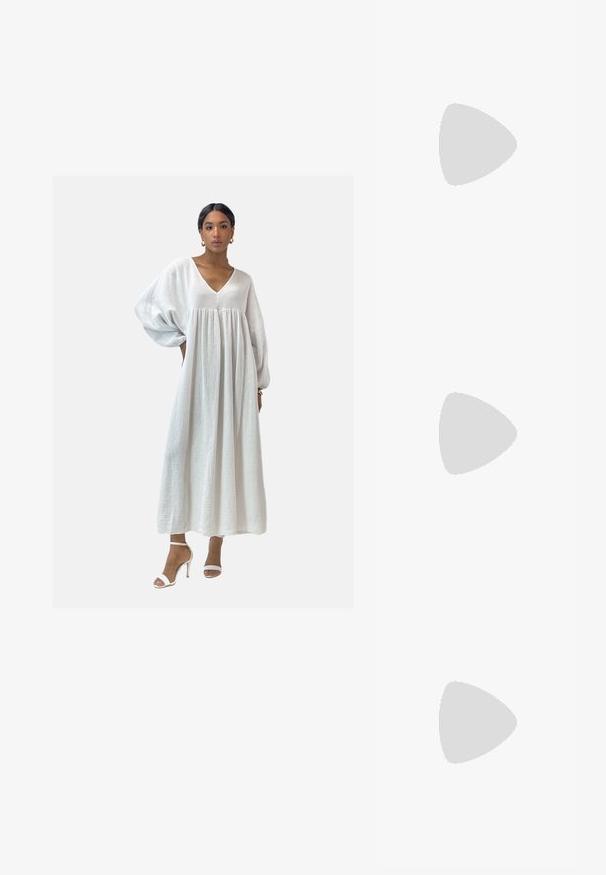 Elara Maxi-jurk - weiß; Zwarte rubberen flip-flop sandaal met een getextureerde strap en een eenvoudige platte zool, zijaanzicht op een effen lichte achtergrond.; Gouden metalen zonnebril met donkergroene lenzen, aviator-stijl, met slanke scharnieren en schildpad-accenten op de uiteinden.; Gouden rechthoekige ringoorbellen met een zachte textuur en ronde randen. Het ontwerp heeft een minimalistische, geometrische vorm.