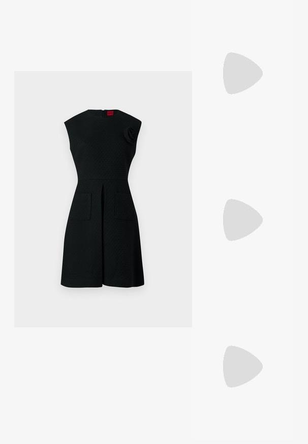 Svart klänning med ett mönster med textur, korta ärmar, två frontfickor och en blommig detalj på axeln. Dragkedja bak.; Svarta patenterade läderslingbackskor med spetsig tå, silverdetaljer och en låg blockklack. Slät, glänsande yta hela vägen.; Svart läder crossbody-väska med en slät yta, rektangulär form och metallickedjedetalj på framsidan. Justerbar rem ingår.; Silvriga droppörhängen med en kvadratisk stift, med en slät, polerad yta och en tårform, som reflekterar ljus med en glansig yta.