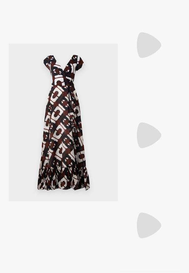 Vestido maxi de tela en marrón, blanco y negro con un audaz patrón geométrico. Escote en V, mangas cortas y un detalle de dobladillo con volantes.; Zapatillas de cuero blancas, diseño de corte bajo, con una textura suave, puntera redonda, cordones en la parte delantera y un pequeño logo bordado en el lateral.; Bolso de cubo negro de cuero con un acabado texturizado, acentos de hardware dorado y parte superior abierta. Cuenta con un asa corta y una correa de hombro ajustable.; Pendientes de botón en tono dorado con un diseño retorcido. Cada pendiente cuenta con un respaldo circular transparente para una sujeción segura.