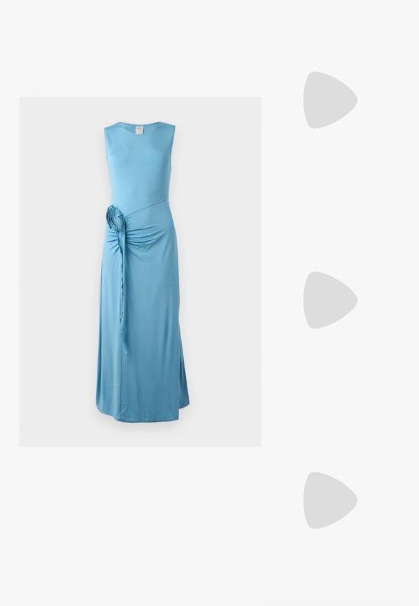 Plava, bez rukava maxi haljina s uvijenim detaljima sa strane i cvjetnim naglaskom. Napravljena od mekog, rastezljivog materijala s glatkom teksturom.; Crne kožne cipele s istaknutim prstima i remenima koje se mogu podešavati s metalnom potpeticom. Glatka tekstura i minimalistički dizajn.; Crna patentna kožna torba pravokutnog oblika, s lancem za nošenje i karakterističnim metalnim detaljem u središtu. Glatka tekstura.; Zlatni prsten s dizajnom krune unutar potkove, ukrašen malim prozirnim draguljima, na bijeloj pozadini.