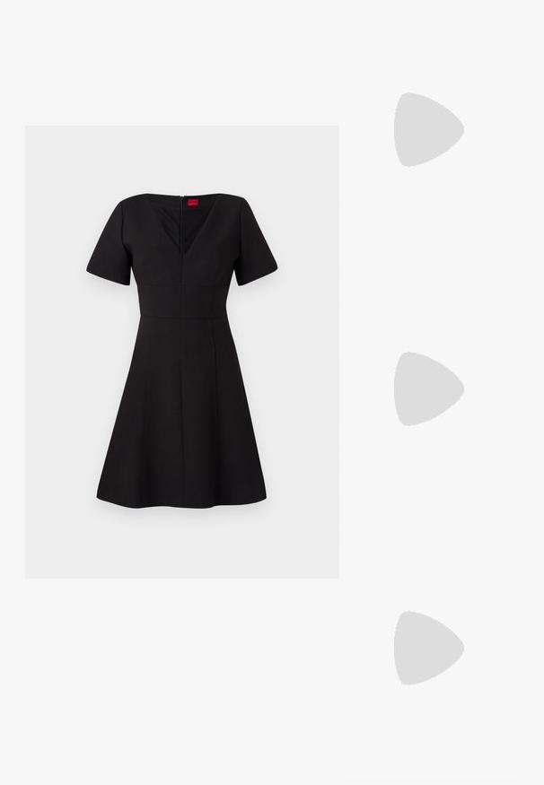 Zwarte jurk met een getailleerd lijfje en een vlammende rok. Beschikt over korte mouwen, een V-halslijn, een rits aan de achterkant en naden die een gestructureerde silhouet creëren.; Zwarte gepatineerde leren slingback schoenen met een spitse neus, zilveren hardware detail en een lage blokhak. Gladde, glanzende textuur overal.; Zwarte leren schoudertas met een gladde textuur, rechthoekige vorm en een metallic kettingdetail aan de voorkant. Verstelbare schouderband inbegrepen.; Zilveren druppeloorbellen met een vierkante stud, voorzien van een gladde, gepolijste afwerking en een druppelvorm, die het licht weerspiegelt met een glanzend oppervlak.