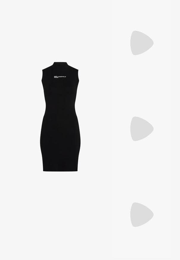 Čierna pevná bezrukávová šaty s vysokým golierom. Obsahuje logo s nápisom "KARL LAGERFELD JEANS" v bielej farbe naprieč hrudníkom.; Čierne sandále na vysokom podpätku majú tenké remienky s uzlovým dizajnom, hladký štvorcový špičku a elegantný stiletto podpätok.; Svetlošedá metalická kabelka s reťazovým popruhom, ozdobená malými kruhovými kovovými štítkami a trojuholníkovým logom značky.; Strieborné kruhové náušnice s hladkým a lesklým povrchom. Okrúhly tvar, ľahký dizajn, s uzáverom na kolík.