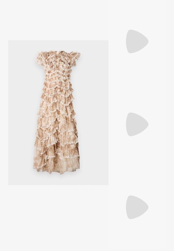 Abito lungo e fluttuante realizzato in un tessuto leggero e trasparente nei toni beige e marrone, con dettagli in pizzo e maniche corte e svolazzanti.; Sandali glitterati dorati con una tomaia traslucida caratterizzata da borchie in metallo, punta chiusa, tallone aperto e una cinghia di sicurezza per una vestibilità sicura.; Borsa a tracolla beige intrecciata con manico curvo, superficie testurizzata e dettaglio in frangia marrone. Presenta una forma morbida e hobo.; Orecchini a cerchio in oro con un design liscio e arrotondato, caratterizzati da una finitura lucida. Gli orecchini hanno una forma compatta e robusta, con una chiusura senza cuciture.