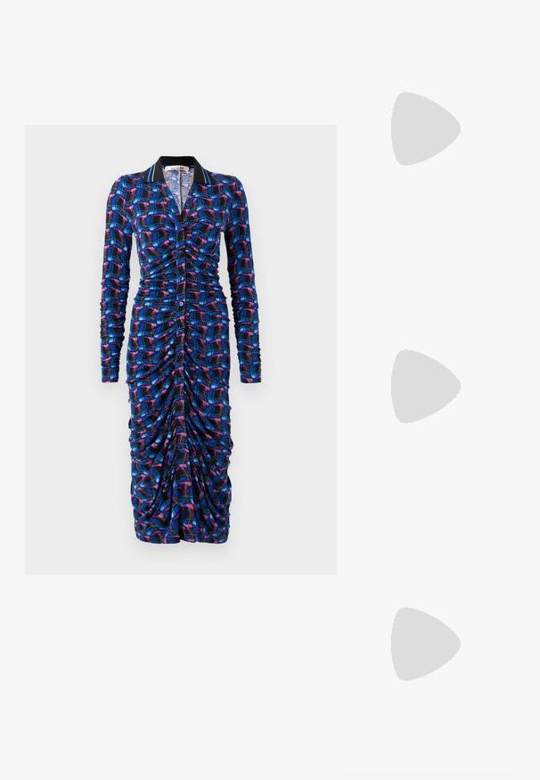 Vestido de mangas compridas com um padrão de xadrez multicolorido, apresentando drapeados ao longo do corpo, um decote com colarinho e fecho com botões.; Salto slingback em patente preta com bico apontado, apresentando um padrão de pele de cobra texturizado, tira ajustável e um salto bloco curto e texturizado.; Óculos de sol de metal dourado com forma quadrada, lentes castanhas com tonalidade, e subtis acentos verdes e vermelhos na armação. Braços finos e elegantes.; Bolsa de ombro em couro preto com dois bolsos frontais, fivelas douradas, fecho de zíper e uma alça fina. Superfície texturizada e forma retangular compacta.