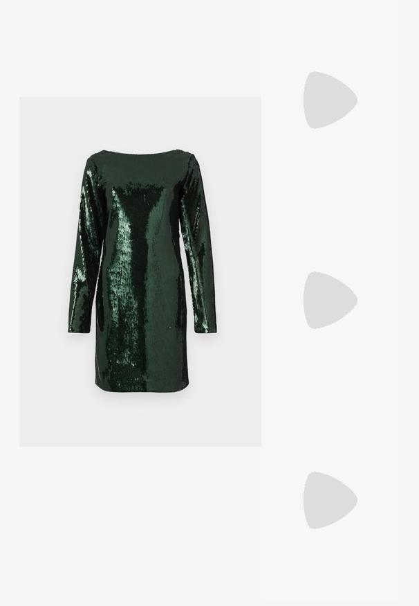 Zöld flitteres ruha hosszú ujjakkal és négyzet alakú nyakkivágással, testhezálló szabású, fényes, textúrált felülettel.; Fekete magas sarkú szandálok vékony pántokkal, csomózott mintával, sima négyzetes orral és karcsú stiletto sarkal rendelkeznek.; Világosszürke fémes kézitáska lánc pánttal, kis kör alakú fém kifinomult díszítéssel és háromszög alakú márkagéppel.; Ezüst karika fülbevalók sima, fényes felülettel. Lekerekített forma, könnyű kialakítással, tűs zárómechanizmussal.