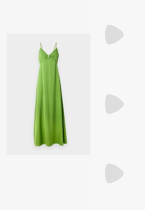 Robe maxi verte sans manches avec un corsage ajusté et une jupe douce et fluide. Présente des détails froncés au niveau de la poitrine et des fines bretelles.; Chaussure slingback en cuir verni noir avec un embout pointu, des brides de cheville avec des boucles en argent et des éléments en métal, et un talon fin.; Sac à main en métal doré avec un design structuré, texture lisse et bandoulière ajustable. Présente une forme triangulaire unique et des coutures minimalistes.; Boucles d'oreilles dorées présentant des formes texturées et ondulées. Comprend des clips sculpturaux et un design de créoles ouvertes avec une finition martelée.