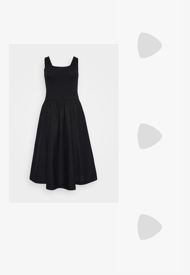 Zwarte jurk met een aansluitend ribgebreid lijfje en een uitlopende rok. Heeft een vierkante halslijn, brede schouderbanden en een zachte stofstructuur.; Zilveren slingback schoenen met puntige neuzen, een glanzende afwerking en een dunne hak. Minimalistisch ontwerp met een gladde textuur en een open achterkant.; Witte gestructureerde handtas met twee handvaten, gouden hardware accenten en een ritssluiting. Bevat een geometrisch logo-detail aan de voorkant.; Heldere en amber harsringen, de ene glad en transparant, de andere met een gestructureerde, amberkleurige afwerking. Beide hebben afgeronde, chunky ontwerpen.
