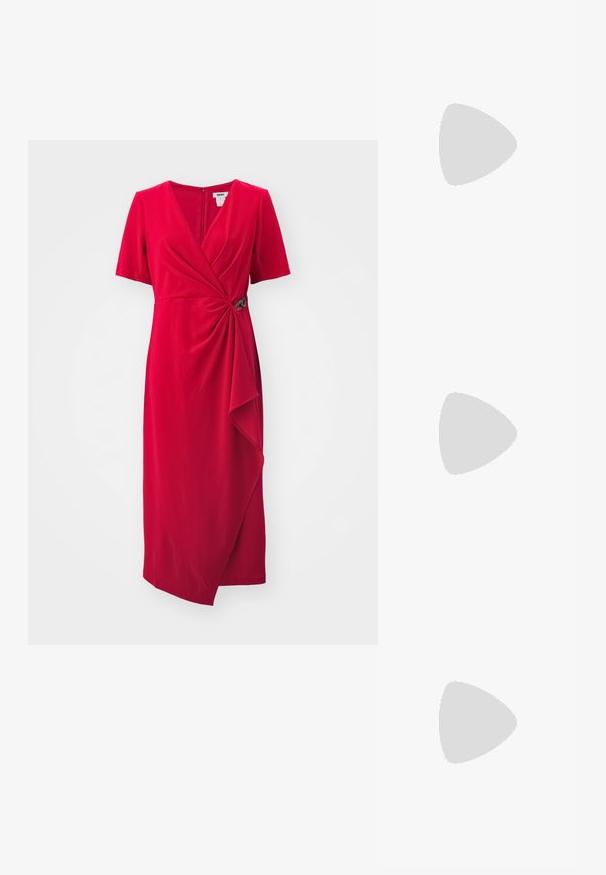 Crvena haljina do koljena od mekog materijala s kratkim rukavima, dizajnom na preklop, drapiranom prednjom stranom i dekorativnim srebrnim detaljem u struku.; Crne lakirane slingback pete s oštrim vrhom, s teksturiranim uzorkom zmijske kože, podesivom remenom i kratkom, teksturiranom blok-petom.; Prozirne plastične naočale kvadratnog okvira s prozirnim lećama, koje sadrže zlatne akcentne detalje na drškama.; Crna kožna torba preko ramena s dva prednja džepa, zlatnim kopčama, zatvaranjem na zip i uskim remenom. Teksturirana površina i kompaktan pravokutan oblik.