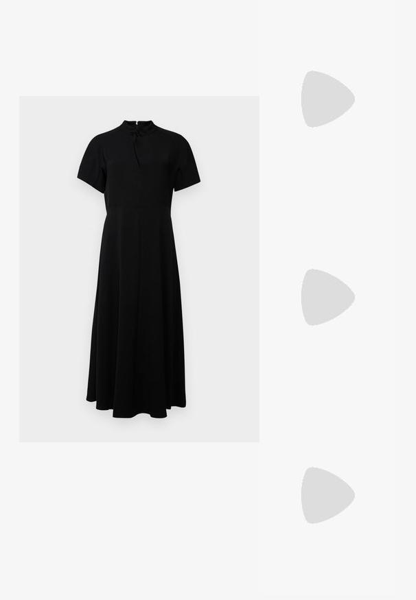 Schwarzes, ausgestelltes Kleid mit hohem Kragen, kurzen Ärmeln und einem Reißverschluss im Rücken. Glattes Material mit einem klaren, minimalistischen Design.; Schwarze, hochhackige Sandalen mit dünnen Riemen und einem geknoteten Design, einer glatten, rechteckigen Zehenpartie und einem eleganten Stiletto-Absatz.; Hellegraue metallische Handtasche mit einer Kettenriemen, verziert mit kleinen kreisförmigen metallic Nieten und einem dreieckigen Markenlogo.; Silberne Creolen mit einer glatten, glänzenden Oberfläche. Abgerundete Form, leichtes Design, mit einer Steckverschluss. 