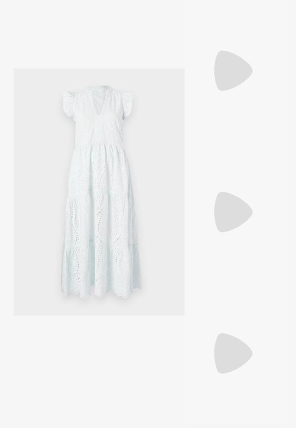 Vit ögonlapp midi-klänning med V-ringning, korta puffärmar, flerdelad kjol och dekorativa snitt i ett blommönster.; Svart lackläderhögklackad slingback-sko med spetsig tå, justerbar ankelsnodd och öppna sidor. Slät textur.; Svart läderhandväska med en böjd form, avtagbar rem och guldiga detaljer. Väskan har ett lock med en spänndetalj.; Ring i guldutförande med en organisk, vriden design, slät yta och avsmalnande ändar, vilket ger ett modernt, skulpturalt utseende.