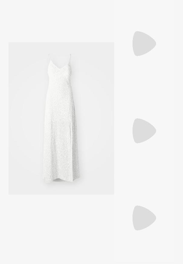 YAS YASMIRA STRAP TRAIN DRESS CELEB - Robe de cocktail - gardenia; Sandale blanche à talons hauts avec un talon épais, présentant un design à lanières et un lien autour de la cheville. Texture lisse avec une plateforme à l'avant pour une hauteur supplémentaire.; Sac à épaule blanc avec une finition texturée, une accentuation par une boucle centrale et une forme courbée. Fermetures éclair des deux côtés.; Des boucles d'oreilles en argent en forme de cœur présentent des pierres claires facettées, avec un cadre texturé. L'ensemble comprend des styles à clou et des styles pendants.