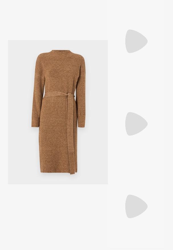 Abito in maglia a coste marrone con maniche lunghe, scollatura alta e una cintura in tessuto coordinato in vita. Design lungo fino al polpaccio.; Stivali da cowboy in pelle marrone con punta affusolata e tacco a blocco, caratterizzati da dettagliati ricami e accenti rialzati sul gambale.; Borsa a mano in pelle nera con patta e dettaglio in metallo dorato. Include una tracolla nera e un design elegante e minimalista.; Orecchini a cerchio in oro con una fila di strass trasparenti. Presentano catene pendenti allungate per un design moderno. Finitura in metallo liscia.