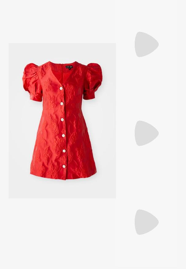 Rød kjole med pufferm, blomsterbroderi og knappestolpe. Har en innsnevret midje og design med utsvingt skjørt. Myk tekstur.; Sorte patentlær slingback-sko med spiss tå, ankelremmer med sølvspenner og detaljer, og en slank hæl.; Gullfarget metallisk håndveske med en strukturert design, glatt tekstur og justerbar stropp. Har en unik trekantet form og minimalistisk søm.; Gullfargede øredobber med teksturerte, bølgete former. Inkluderer skulpturelle klipsstuds og åpen hoop-design med en hamret finish.