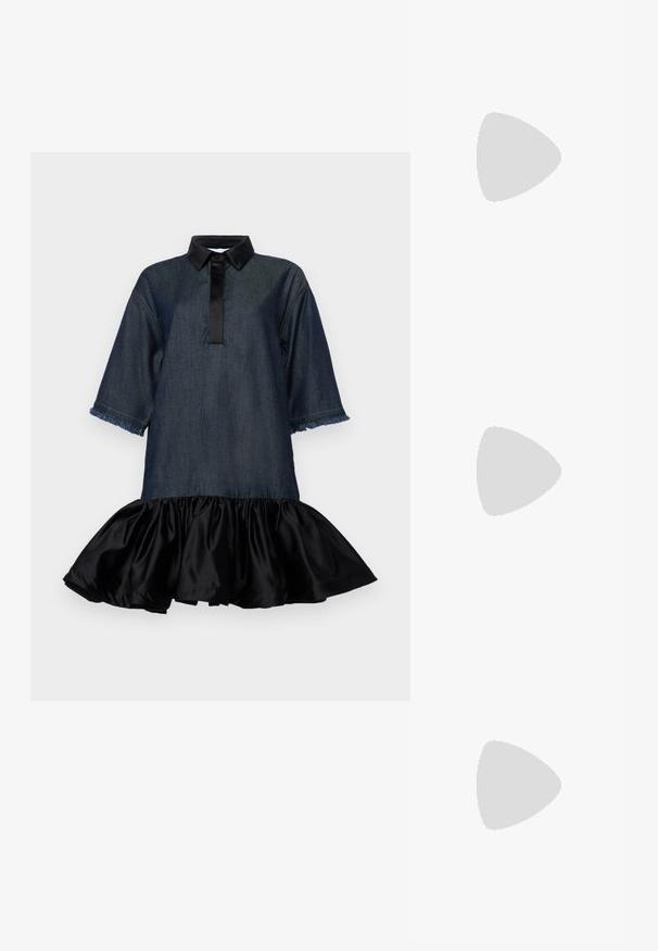 Rochie din denim cu guler, mâneci trei sferturi și tiv ondulat din satin negru. Prezintă margini dezordonate la mâneci și o deschidere frontală cu nasturi.; Pantofii slingback din piele neagră, cu vârful ascuțit, curele decorative cu ochiuri din metal și toc bloc mic. Suprafață texturată.; Geanta tote din piele neagră, cu două mânere superioare, un curea de umăr detașabilă și logo-ul „MICHAEL KORS” embossat pe față. Textură netedă.; Lacate în formă de inimă, argintii, cu inscripții gravate "DA" și "NU", finisaj lustruit, design simetric și un închizător robust din metal.