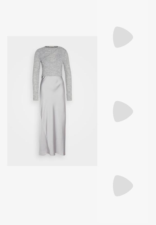 AllSaints AMOS DRESS 2-IN-1 - Maglione - grey marl; Décolleté in vernice nera con punta affusolata e tacco in geometria cubica. Presentano un design elegante e minimalista, con una texture liscia.; Borsa a tracolla nera in pelle con una forma curva, manico rimovibile e accessori dorati. La borsa presenta una patta con un dettaglio a fibbia.; Anello doppio in argento con superficie liscia e lucida. Presenta un design fluido e curvo con sezioni sovrapposte per un aspetto moderno.