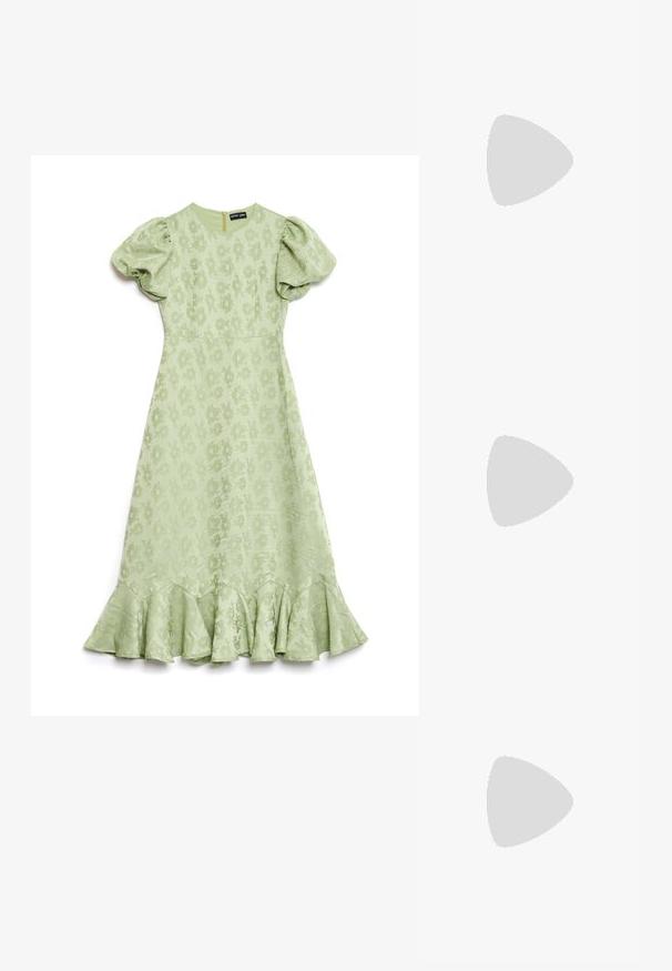 Lys grøn kjole med puffærmer, blomsterteksturert stoff og en utsvingt volangkant. Har en glidelås bak for lukking.; Sorte patent lær slingback-hæle med spidse tæer og klare udsparinger foran, placeret på en ensfarvet lys overflade.; Sølvmetallisk håndveske med en strukturert form, med en topphåndtak og sløyfedetalj foran. Glatt tekstur, reflekterende overflate.; Sett med sølvøredobber med ulike design: stikker, hoops og hengende stiler med glitrende dekorasjoner i geometriske og tematiske former.