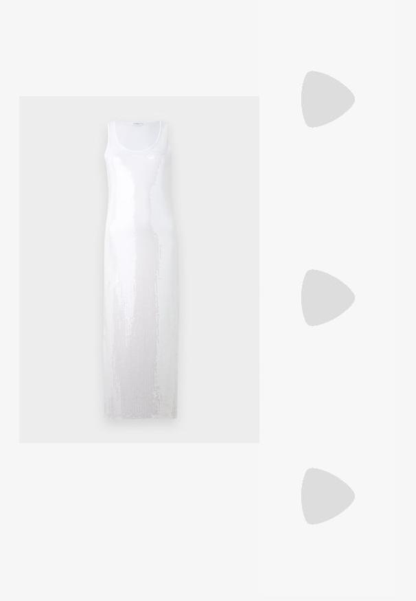 Lunga vestito bianco senza maniche con scollo a girocollo, caratterizzato da un motivo testurizzato con paillettes che creano un effetto scintillante.; Mango Sandali con tacco - black; Borsa a spalla in pelle nera con texture rugosa, accentata da una catena dorata e un grande fermo dorato con logo ovale. Cinghia regolabile.; Orologio da polso rettangolare dorato con quadrante bianco, indicatori delle ore in tono argento e un robusto bracciale in metallo. Include la funzione di resistenza all'acqua.