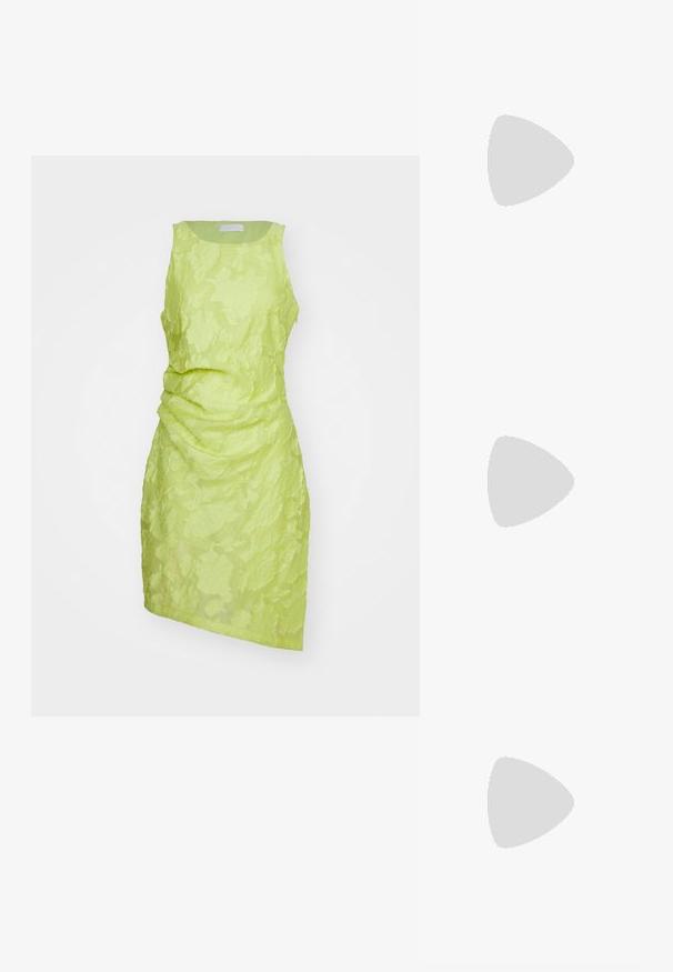Robe sans manches vert lime avec un motif floral texturé et un détail froncé sur le côté, présentant un décolleté arrondi et un ourlet asymétrique.; Slingback noir à bout pointu avec un petit talon, en cuir lisse et doté d'un design découpé sur le côté pour plus de respirabilité.; Calvin Klein LINEAR CAMERA BAG - Sac bandoulière - black; Boucles d'oreilles en argent avec un design lisse et courbé. Présentent une finition métallique brillante et une fermeture à clou. Pas de motifs ou d'accents visibles.
