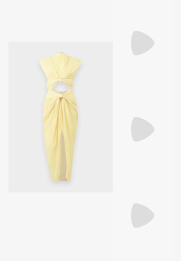 Cult Gaia INAYA DRESS - Koktel haljina / svečana haljina - daffodil; Crne lakirane slingback pete s oštrim vrhom, s teksturiranim uzorkom zmijske kože, podesivom remenom i kratkom, teksturiranom blok-petom.; Crna kožna torba preko ramena s dva prednja džepa, zlatnim kopčama, zatvaranjem na zip i uskim remenom. Teksturirana površina i kompaktan pravokutan oblik.; Zlatne metalne naušnice u obliku obruča s zakrivljenim, izduženim oblikom. Imaju glatku, sjajnu površinu i zaobljeni vrh za dodatni detalj.