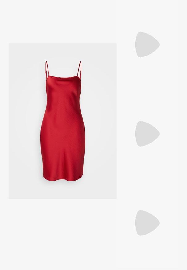 Samsøe Samsøe SAOLIVIA SHORT DRESS - Koktailové šaty/večierkové šaty - chili pepper; Čierne kožené lodičky s špicatou špičkou a nízkym blokovým podpätkom. Obsahuje remienok okolo členka so zlatým prackou. Hladký povrch.; Čierne oversized slnečné okuliare s gradientovými sklíčkami, hrubými rámami a zlatým retiazkovým detailom na stranách.; Čierna kabelka so štruktúrovaným tvarom, hladkou textúrou a kovovou sponou. V kombinácii so širokými čiernymi nohavicami a sandálmi s otvorenou špičkou na drevenej podlahe.