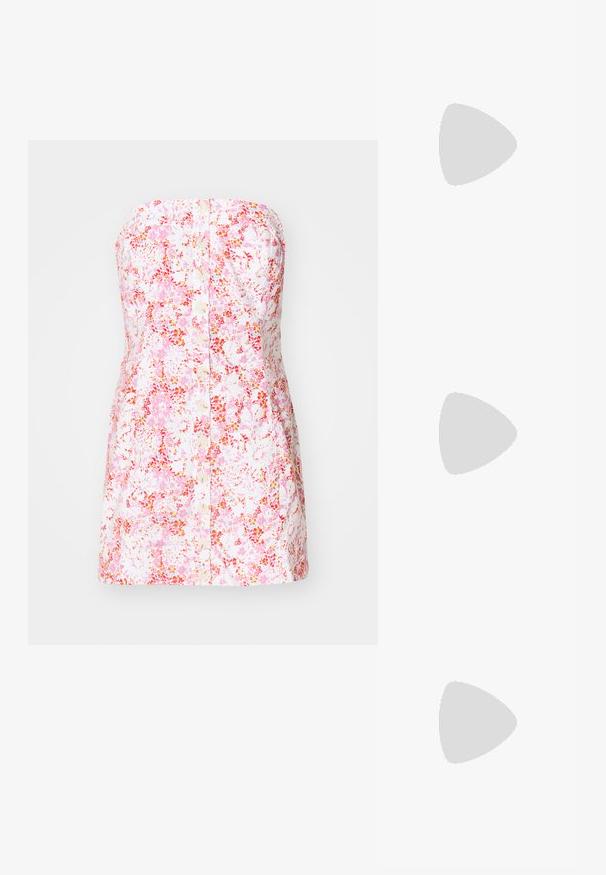 Röhinguta ilma õlkindadeta lilleline kleit roosa ja valge puuvilla kangast, millel on nööbist ette avamine ja saleda, A-lõikega siluett.; Mustad patenteeritud nahast sildiga kontsad, millel on terav nina ja väike plokk-konts, mille rihmal on hõbedane pandla aksessuaar.; Mustmust mustraha kõverate joontega, eemaldatava rihmaga ja kuldsete detailidega. Kotil on klapp, millel on pandladetail.; Kuldtoonis sõrmus, millel on orgaaniline, keerdunud disain sileda tekstuuri ja kitsenevate otstega, luues kaasaegse skulptuurilise välimuse.