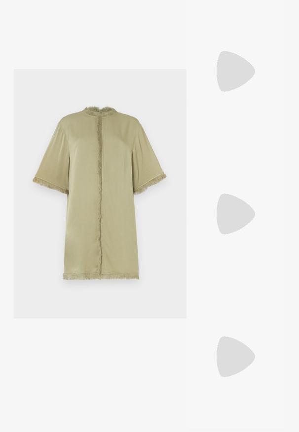 Alyvuogių žalios spalvos trumpomis rankovėmis marškinėliai su apvaliu iškirpimu ir kutais priekyje bei ant rankovių. Pagamintas iš minkštos medžiagos, laisvas kirpimas.; Juodas smailus slingback batelis su žemu kulnu, pagamintas iš lygaus odos paviršiaus ir su išpjovomis šone, užtikrinančiomis oro pralaidumą.; Juodas odinis petinis krepšys su minkšta tekstūra, trikampiu pavidalu ir reguliuojama juosta, derinamas su šviesiai mėlynu dryžuotu marškinėliu ir baltais džinsais.; Aukso tono metalinės auskarai su stilingu, kreiviu dizainu. Išsiskiria ryškiu smailiu pavidalu, poliruota paviršiumi ir užsegimu su vyriu.