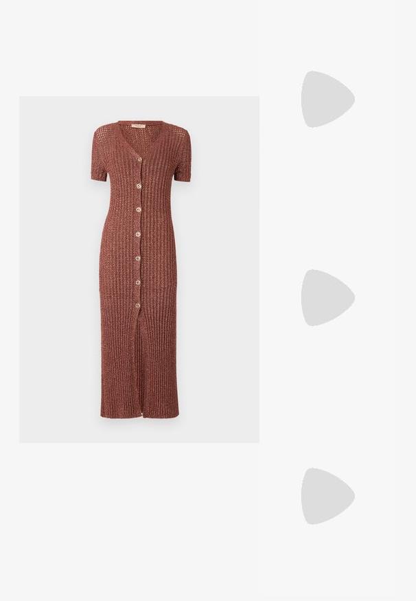 Robe côtelée jusqu'aux genoux de couleur rouille, avec un décolleté en V, des manches courtes, et six boutons à l'avant avec un détail de fente centrale.; Des sandales noires à talons hauts avec des fines lanières au design noué, un bout carré lisse et un talon aiguille élégant.; Sac à main en métal gris clair avec une bandoulière en chaîne, orné de petits clous métalliques ronds et d'un logo de marque triangulaire.; Boucles d'oreilles en chaîne dorée avec un design accentué de cristaux transparents, comportant une gravure "GUESS" et une finition lisse.