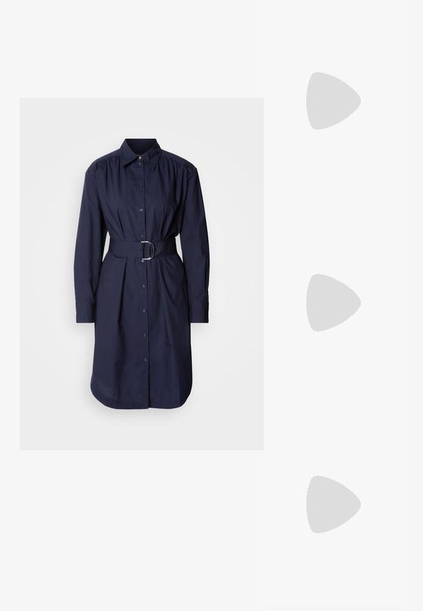 Navy blauwe hemdjurk met riem, gemaakt van katoen, met een kraaghalslijn, lange mouwen, knoopsluiting aan de voorkant en subtiele plooien bij de taille.; Zwarte leren slingback pump met hoge hakken, een spitse neus, een gladde textuur, en een smalle enkelband met gouden hardware accenten.; Zwarte leren handtas met een gestructureerd ontwerp, featuring een verkorte vorm, bovenhandvat en gouden hardwareaccent. Inclusief verstelbare schouderband.; Zilveren metalen creolen met een gladde, glanzende oppervlakte en een gestructureerd, rond ontwerp. Voorzien van een scharnierende sluiting voor een veilige draagervaring.