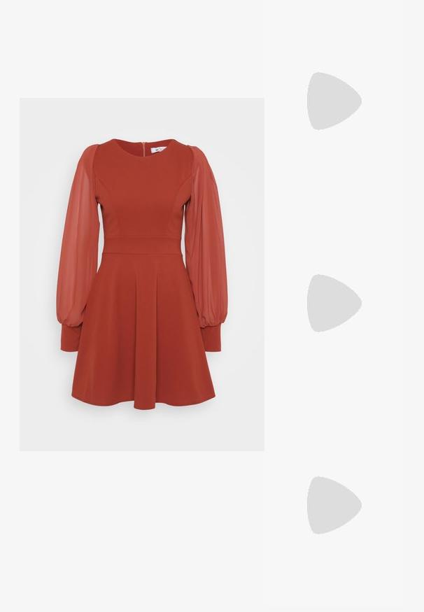 Rdeča obleka s kratkimi napihnjenimi prozornimi rokavi, oprijetim telesom, razširjenim krilom in zadrgo na hrbtu. Narejena je iz teksturirane tkanine z gladkim finišem.; Lila sandala na visokom potplatu s prozirnim plastičnim gornjim dijelom i prozirnim blok petom. Glatka tekstura, otvoreni dizajn prstiju, minimalistički oblik.; Zlatna metalna torbica s glatko teksturo, ki ima trikotno zapiranje. Roka, ki jo drži, ima lepo urejene nohte.; Srebrna obročasta uhana s polirano površino, ki vključuje majhne zlate poudarke in okroglo obliko, nošena na ušesnem lobu.