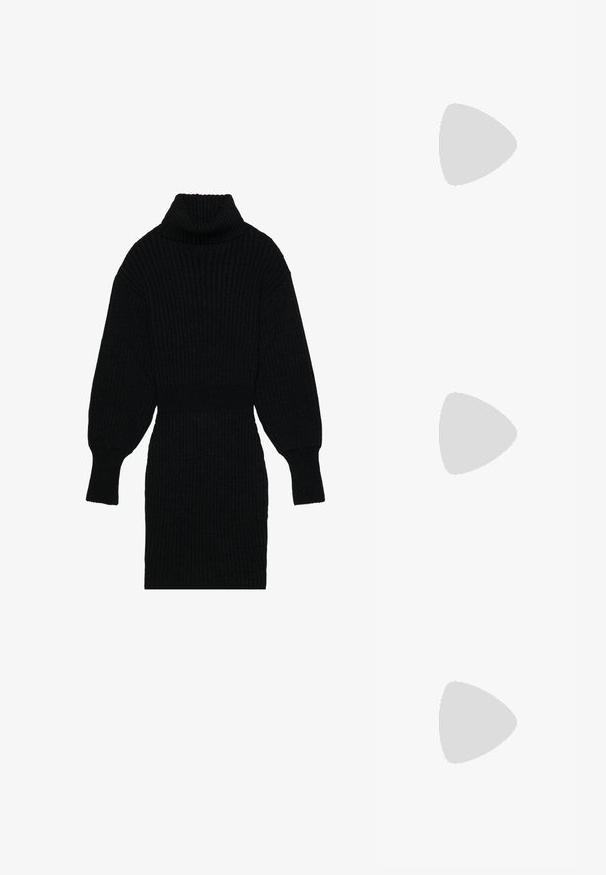 Abito maglione a coste nero con colletto alto, maniche lunghe a palloncino e vita aderente, che mette in mostra un tessuto texturizzato e una silhouette slanciata.; Stivale da cowboy in pelle nera con punta affusolata, motivi ondulati in rilievo e tacco di altezza media. Dotato di un pratico passante per indossarlo facilmente.; Occhiali da sole neri oversize con lenti sfumate, montatura spessa e dettagli in catena dorata sulle astine.; Borsa nera con forma strutturata, texture liscia e una chiusura metallica. Abbinata a pantaloni neri larghi e sandali open-toe su un pavimento in legno.