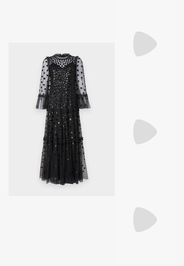 Needle & Thread GLISTEN TIERED GOWN - Galajurk - graphite; Gouden sandalen met hakken, voorzien van een geknoopte voorkant, gegolfde textuur en een enkelriem. De blokhak heeft een ribbelontwerp, wat de grip verbetert.; Zwarte leren halfronde tas met een gouden hardware accent, voorzien van een ritssluiting. Draagt crossbody over een grijze trui.; Gouden knoopstuds met een gedraaide design. Elke oorring heeft een ronde transparante achterkant voor een veilige draagervaring.