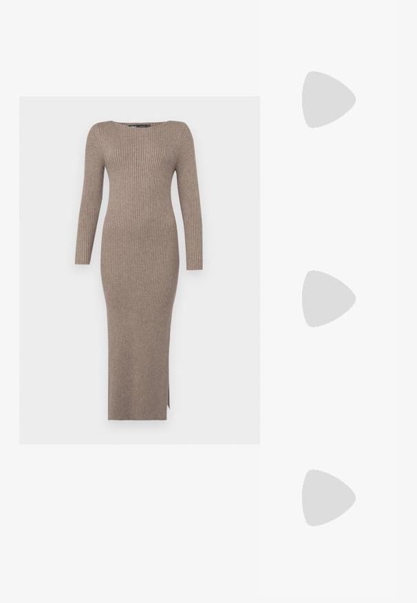 Vestido de malha canelada numa cor taupe suave, com mangas longas, decote barco e uma fenda lateral para facilitar o movimento.; Sandal de salto alto prateado metálico com biqueira aberta, apresentando três tiras finas sobre o pé e uma tira no tornozelo com fivela.; Bolsa de mão metálica dourada com uma textura suave, apresentando um fecho em aba triangular. A mão que a segura tem unhas bem cuidadas.; Brinco de argola prateada com acabamento polido, apresentando pequenos detalhes em dourado e uma forma redonda, usado na orelha.