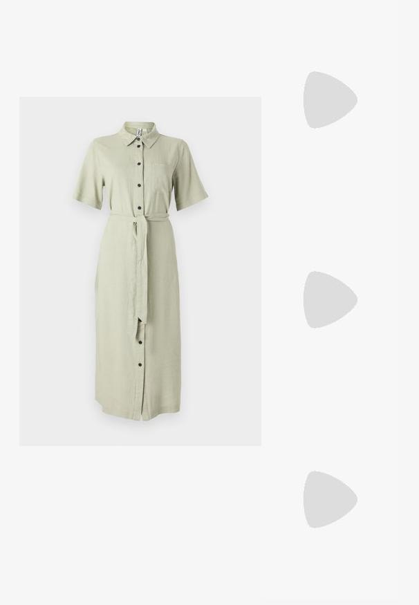 Zelena lanena obleka s kratkimi rokavi, ovratnikom, sprednjimi gumbi, žepom na prsih in usklajenim pasom okoli pasu.; Čevlji z visoko peto in konico, v barvni kombinaciji srebrne, zlate in nude. Sijajna obdelava z izrezljanim dizajnom, z igličasto peto.; Srebrna kovinska torbica z mehko, zaobljeno obliko in zavezano zgornjo zaporo. Narejena iz gladkega umetnega usnja.; Srebrni uhani v obliki obročka s spiralnim dizajnom, ki imajo sijajno površino in zapiralo na zadnji strani. Mere znašajo približno 3 cm v premeru.