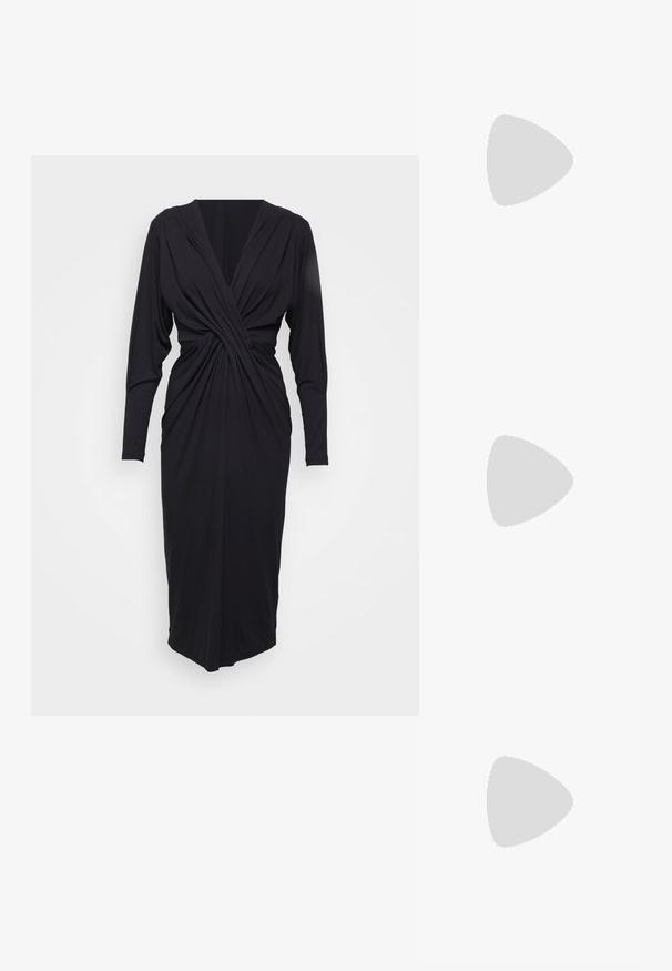 Diane von Furstenberg SYLVIA DRESS - Džinsa auduma kleita - black; Stuart Weitzman FELICITY BOW SLIDE - Iešļūcenes ar papēdi - platino; Melnā rokassomiņa, kas izgatavota no teksturētas ādas, ar dimanta rakstu, zelta toņa ķēdes siksnu un augšējo rokturi ar logo reljefā slēgšanu.; Pāris neregulāras ovālas formas zelta toņos metāla auskaru ar teksturētu, nedaudz sitētu virsmu uz baltas fona.