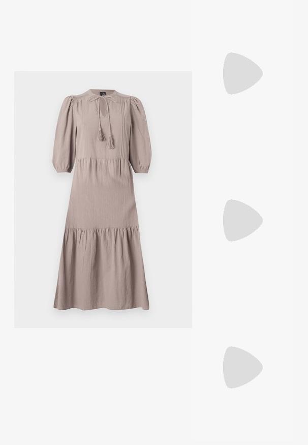 Maksimalistė su minkštu taupe audiniu, apvaliu kaklu, raukšlėta detalėmis, pūstomis rankovėmis ir sluoksniuotu sijonu. Yra juostos su kutais.; Aštrus pirštas aukštakulnis batelis su sidabro, aukso ir nuogų spalvų deriniu. Blizgus paviršius su išpjovos dizainu, su stiletto kulnu.; Sidabrinė metalinė maišelio forma su švelnia, apvalia forma ir mazgu užveriamu viršumi. Pagaminta iš lygios dirbtinės odos medžiagos.; Sidabriniai auskarai žiedai su sukto dizaino, turintys poliruotą apdailą ir fiksavimo smeigtuką. Skersmuo maždaug 3 cm.