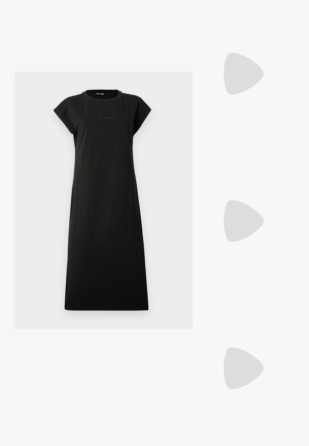 Melna kokvilnas kleita ar taisnu siluetu, īsām kapu piedurknēm un apaļu kakla izgriezumu. Priekšpusē redzama izgaismota logotipa detaļa.; Melnā bodijakā ar garām piedurknēm, V-veida kaklu un pieguļošu siluetu. Izgatavots no spīdīga, gluda auduma ar strukturētu apkakli un aprocēm.; Puffa jaka ar brūnu un melnu rakstu, kombinēta ar brūnu čūskas raksta mini svārkiem, melniem līdz ceļgala zābakiem un mazu melnu somiņu.; Melnas ādas rokturmais ar izliekumu, ar sudraba iedurtiem, sprādzi un divām sānu kabatām. Regulējams siksniņas garums dažādām nēsāšanas iespējām.