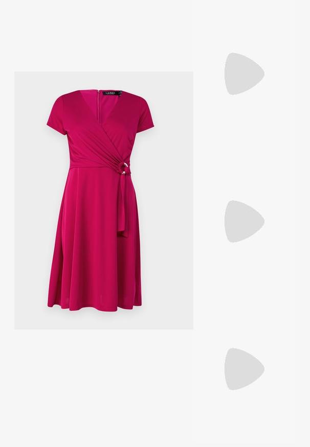 Roe short-sleeve in fuksia kirkkaalla värillä, jossa on vyötärön solmukohta ja A-linjainen hame. Sileä kangas, jossa on hieno kiilto ja vetoketjula closure.; Valkoiset nahkakengät, matala malli, jossa on sileä pinta, pyöreä kärki, nauhakiinnitys edessä ja pieni brodeerattu logo sivulla.; Mustat kaksiriviset bleiseri ja siihen sopivat housut. Silkkinen kangas, jämäkkä muotoilu ja istuva siluetti. Pitelee pientä mustaa käsilaukkua.; Kultaketjut korvakorut, joissa on kierretystä muotoilusta valmistettu solmu. Jokaisessa korvassa on pyöreä, kirkas tausta varman käyttömukavuuden takaamiseksi.