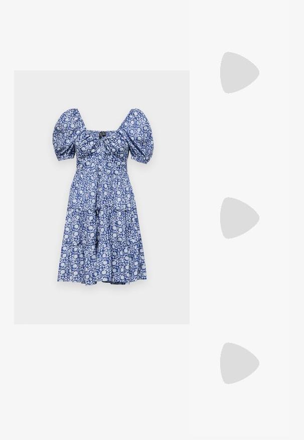 Vestido floral azul com mangas bufantes, decote quadrado, corpete franzido e design de saia em camadas. O tecido tem uma textura suave com um padrão leve.; Sandy em verniz preto com salto slingback, ponta afilada e salto geométrico. Apresenta um design elegante e minimalista com textura suave.; Bolsa de couro preta com forma curva, alça destacável e detalhes em dourado. A bolsa possui uma aba com detalhe de fivela.; Brincos em tom de ouro com formas onduladas e texturizadas. Inclui studs escultóricos com presilha e um design de argola aberta com um acabamento martelado.