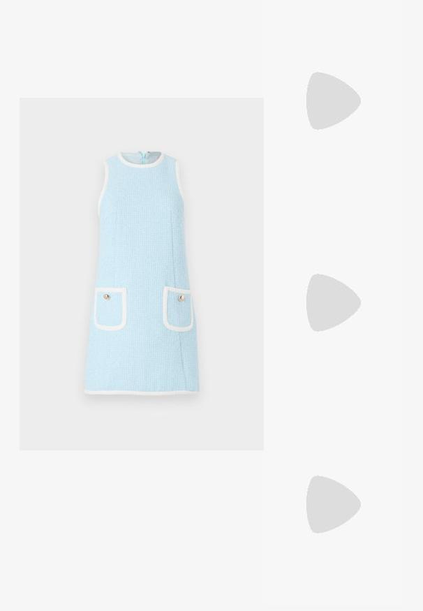 Vaaleansininen ilman hihoja oleva mekko, joka on valmistettu teksturoidusta kankaasta. Mekossa on valkoiset reunukset, kaksi rintataskua ja pyöreitä kultanappeja.; Elleme ASYMMETRIC STRAP - Korolliset pistokkaat - white; Kreeminvärinen käsilaukku, jossa on kaareva muoto, pehmeä rakenne ja säädettävä hihna, käytetty vaalean mintunvihreän röyhelömekon päällä.; Vihreät akryyliset rengaskorvikset, joissa on kahdeksankulmainen muoto ja faacettiset reunat, varustettuna metallilukolla kiinnittämistä varten.