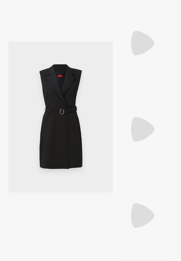 Rochie blazer fără mâneci, de culoare neagră, cu un design personalizat, având o talie cu curea, rever ascuțit și o siluetă structurată.; Sandale negre cu toc înalt au curele subțiri cu un design legat, un vârf pătrat neted și un toc stiletto elegant.; Geantă metalică gri deschis, cu un strap din lanț, decorată cu mici ținte circulare metalice și un logo de marcă triangular.; Cercei rotunzi din argint cu un finisaj neted și strălucitor. Design ușor, având o formă rotundă și închidere cu tijă.