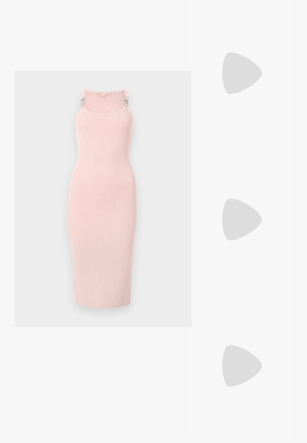 Rožinė raukinėta megzta suknelė tiesia siluetu, kvadratiniu iškirpimu ir sidabrinėmis detalėmis ant petnešų. Tikiami vidutinio ilgio.; Balti slingback kulniukai su smailiu pirštu, lygia viršutine medžiaga, žemu blokuotu kulnu ir šoniniu išpjovimu su reguliuojamu sagtimi.; Apskriti saulės akiniai su tamsiais objektyvais ir auksiniais rėmeliais. Modelis vilki šviesiai mėlyną, raukinį kardiganą su mygtukais ir kontrastingomis baltomis rankovėmis.; Michael Kors rankinė smėlio spalvos dengto kanvoje su pakartotiniu MK logotipo raštu, auksinėmis detalėmis ir nuimamu grandininiu dirželiu.
