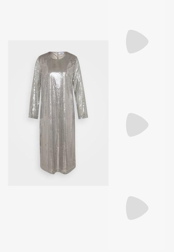 Silverpaljetklänning med långa ärmar, rund halsringning och rak skärning. Har reflekterande textur och slät foder på baksidan.; Svarta lackläder slingback klackar med spetsig tå och geometrisk klack. Har en elegant, minimalistisk design och slät yta.; Svart läderhandväska med en böjd form, avtagbar rem och guldiga detaljer. Väskan har ett lock med en spänndetalj.; Ring i guldutförande med en organisk, vriden design, slät yta och avsmalnande ändar, vilket ger ett modernt, skulpturalt utseende.