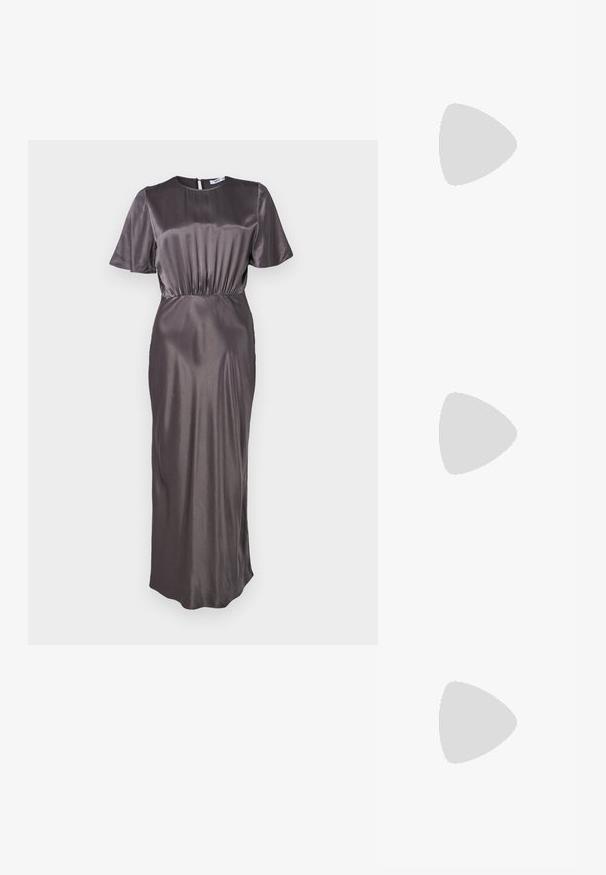 Hosszú, sötétszürke selyemruha kerek nyakú, rövid ujjú, gumírozott derékkal, hátul cipzáros záródással és sima textúrával.; Fekete magas sarkú szandálok vékony pántokkal, csomózott mintával, sima négyzetes orral és karcsú stiletto sarkal rendelkeznek.; Fekete, nagyméretű napszemüveg geometrikus formával, sötét lencsékkel és kontrasztos szürke részlettel a kereten. Logó a szárán.; Ezüst karika fülbevalók sima, fényes felülettel, ívelt formával és postazáras zárral. Minimalista, modern kivitel.