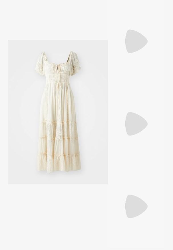Cremefarbenes, gestuftes Maxikleid mit Puffärmeln, einem gerafften Oberteil, Spitzenakzenten und einer Kordel am Ausschnitt.; Braune kniehohe Stiefel aus Leder mit runder Zehenform, strukturiertem Obermaterial, Knöchelriemen und silbernen Hardware-Details; mit gestapeltem Absatz.; Schwarze Ledertasche mit gerafftem Oberteil, Kordelzugverschluss, doppelten Griffen und langen Schulterriemen. Glatte Textur und minimalistisches Design.; Silberfarbener Ohrring-Satz: zwei ovale Stecker und zwei halbmondförmige Creolen, mit einer glänzenden, glatten Oberfläche und einem abgerundeten Design.